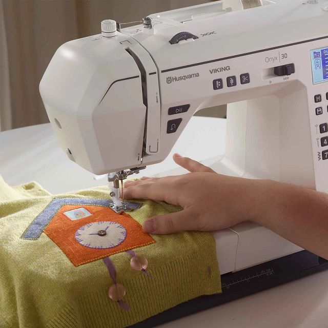HUSQVARNA® VIKING® ONYX™ 30 Sewing Machine - Free Bundle - Classroom Machine