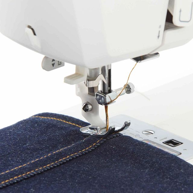 HUSQVARNA® VIKING® ONYX™ 30 Sewing Machine - Free Bundle - Classroom Machine